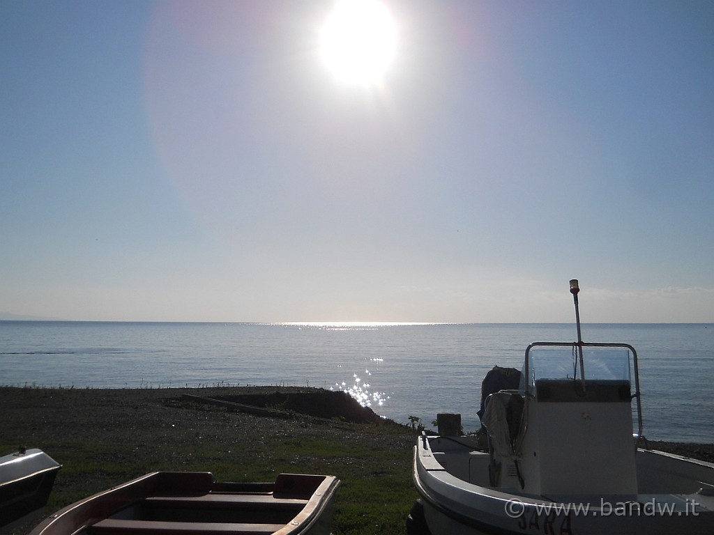 DSCN7693.JPG - Si parte, il sole è ancora basso sul mare di Roccalumera