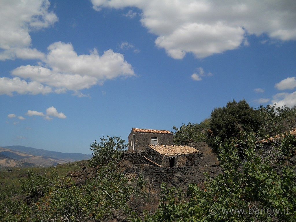 DSCN6593.JPG - Casolari nei pressi di Passo Zingaro