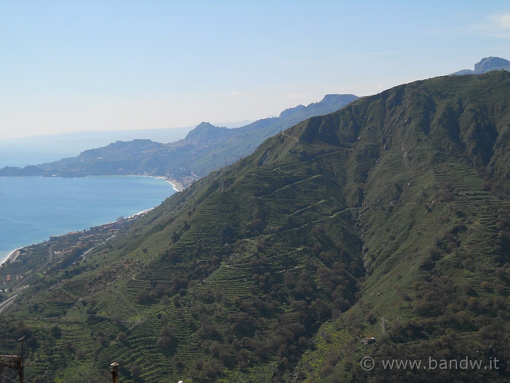 DSCN3574.JPG - Ecco, questi sono i tornanti che sto percorrendo oggi visti da Forza d'Agrò qualche giorno fà, ed è da qui che è partito lo spunto per il giro di oggi
