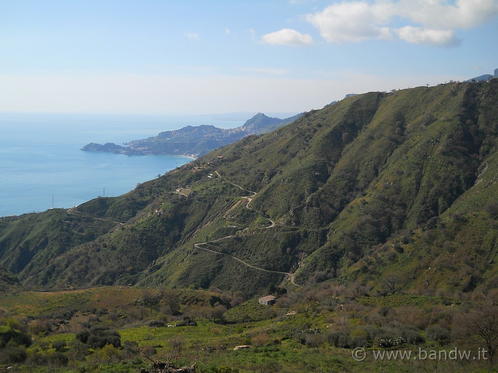 DSCN3670.JPG - Taormina mi aspetta (..............ed ha volgia di aspettare, mancano ancora 35 km!!)