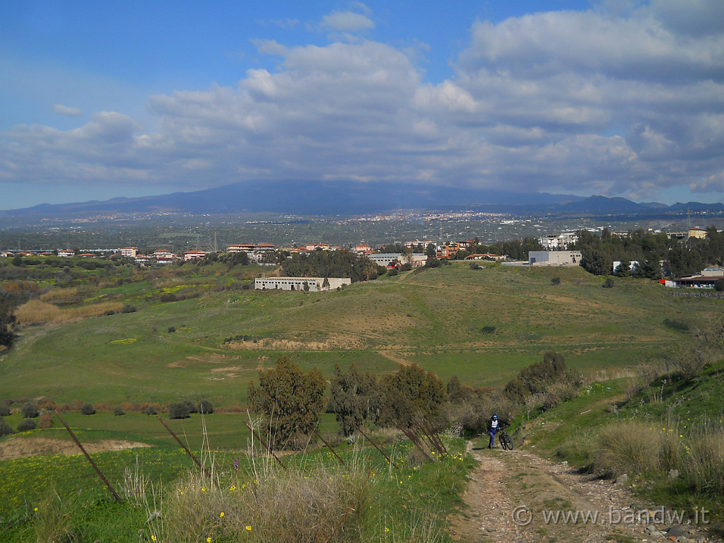 DSCN3366.JPG - Qualche nuvola copre l'Etna, ma non ci scoraggia