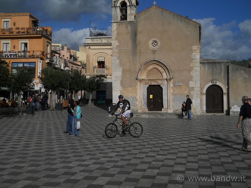 DSCN2077.JPG - Foto fatta da turista di passaggio, forse gli piaceva parecchio la pavimentazione e poco il campanile!!!!! :-((