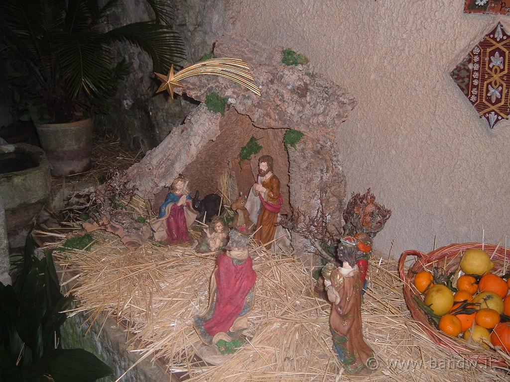 Capodanno in camper (212).JPG - Ancora presepi nei negozi lungo le vie di Erice