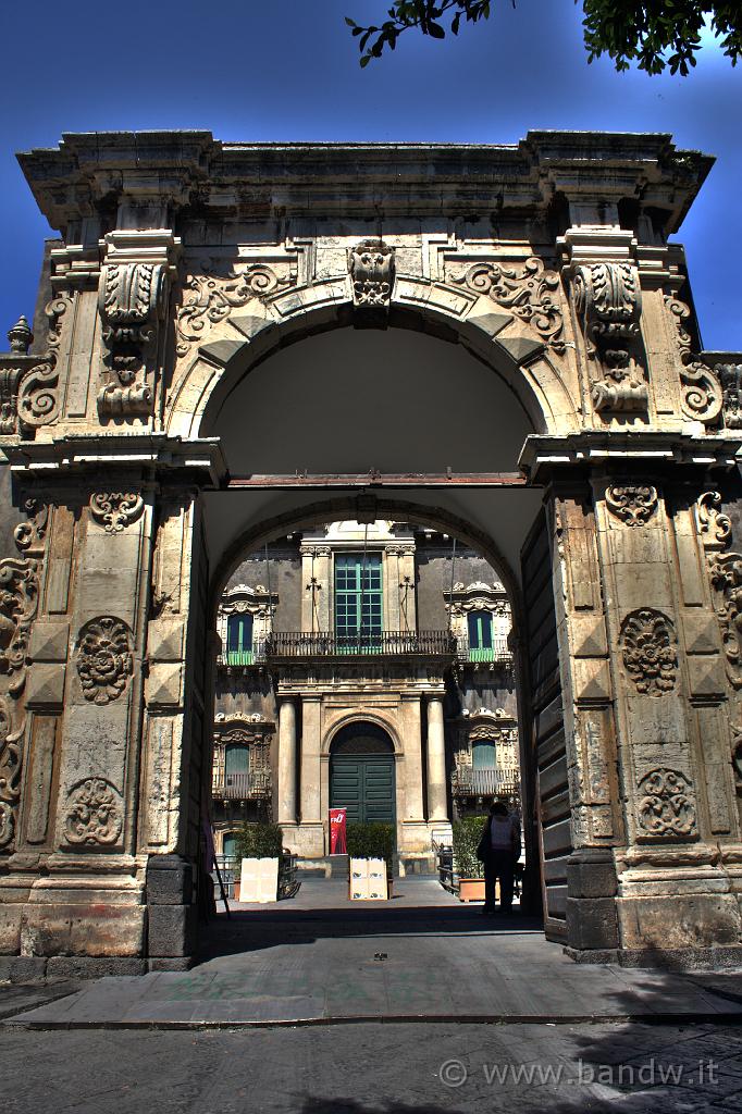 Palazzi Catania_010.jpg - Ingresso alla facoltà di Lettere (Ex Monastero dei Benedettini)