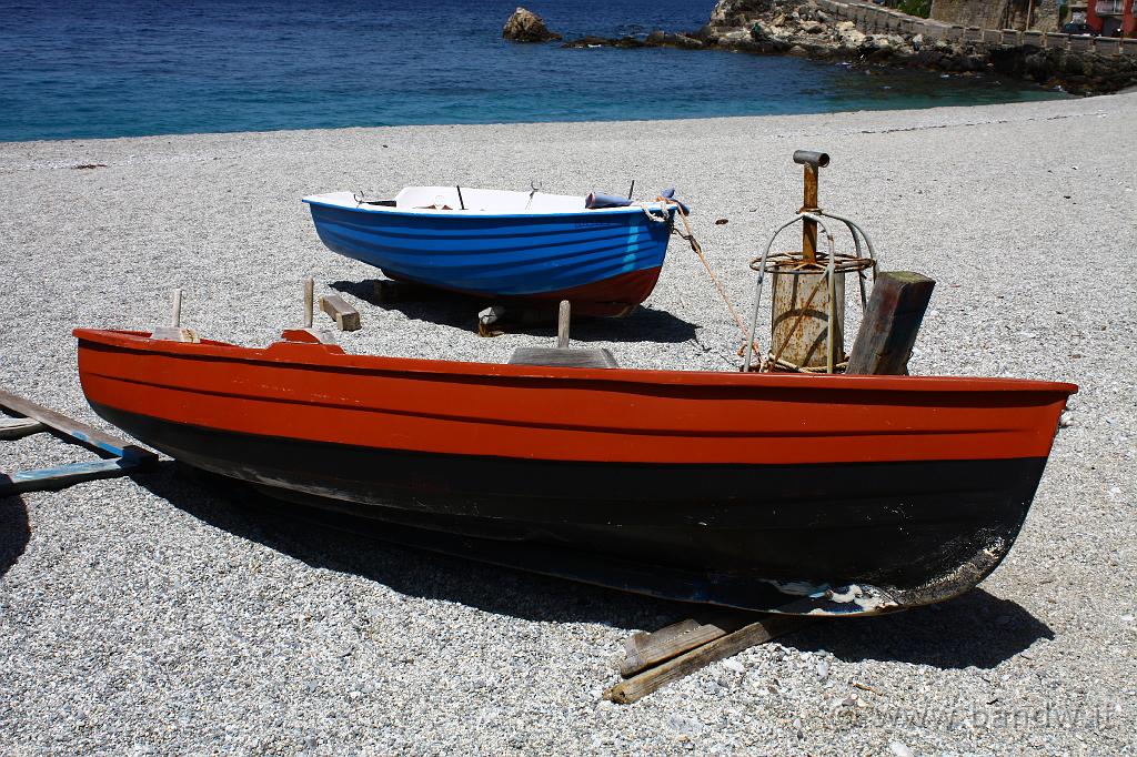 Scilla e Chianalea_006.JPG - Barche sulla spiaggia del lungomare di Scilla