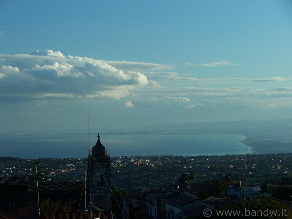 Trecastagni_015.JPG - Panorama sul Golfo di Catania visibile dalla terrazza della chiesa Madre
