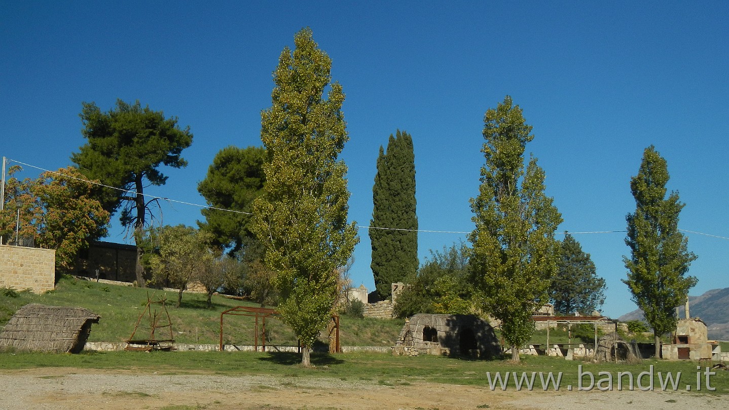 DSCN9846.JPG - Area attrezzata nei pressi del Santuario della Madonna dell'olio lungo la Via dei Frati