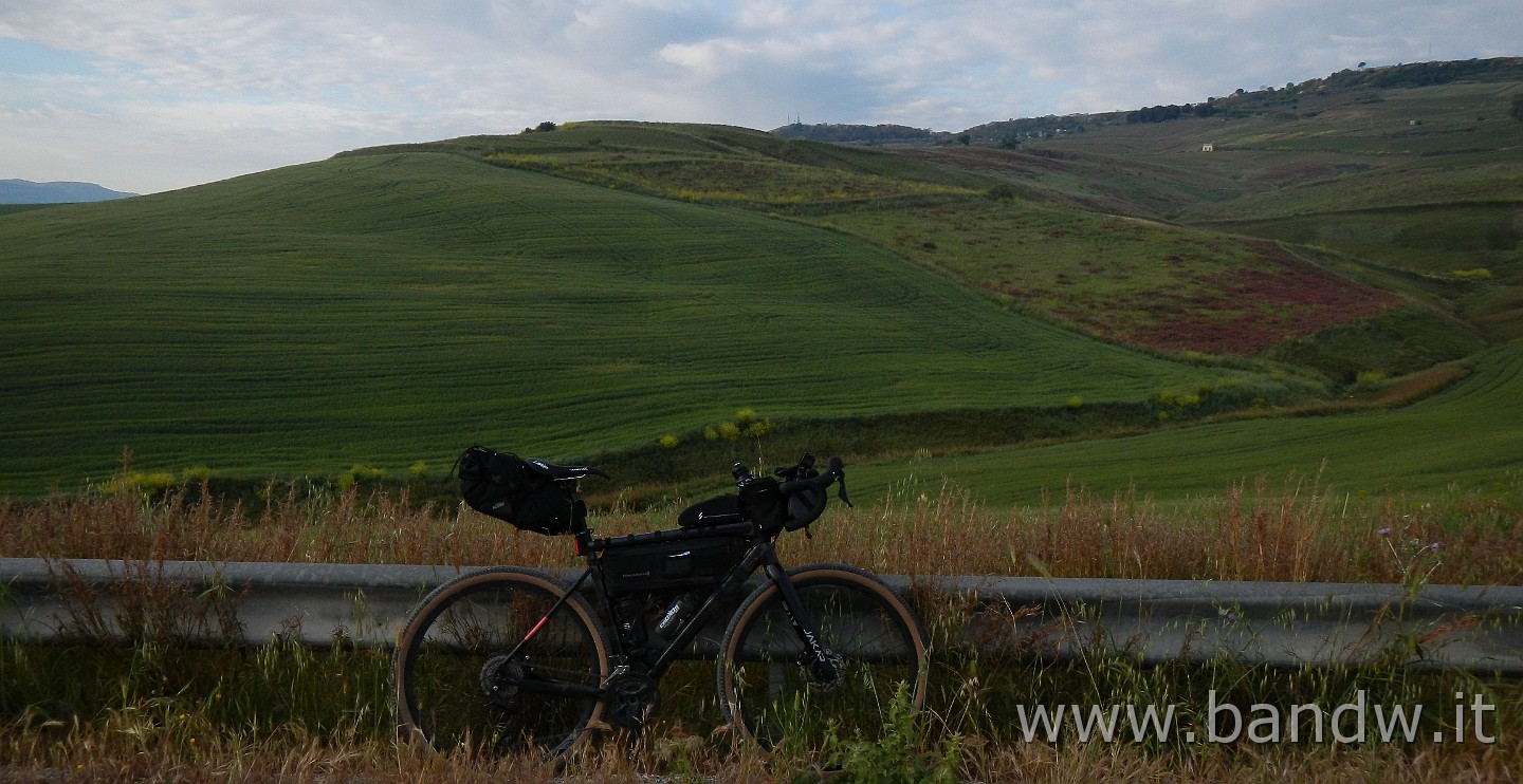 DSCN9693.JPG - Il cielo plumbeo mi accomgna lungo la Salita per Montevago