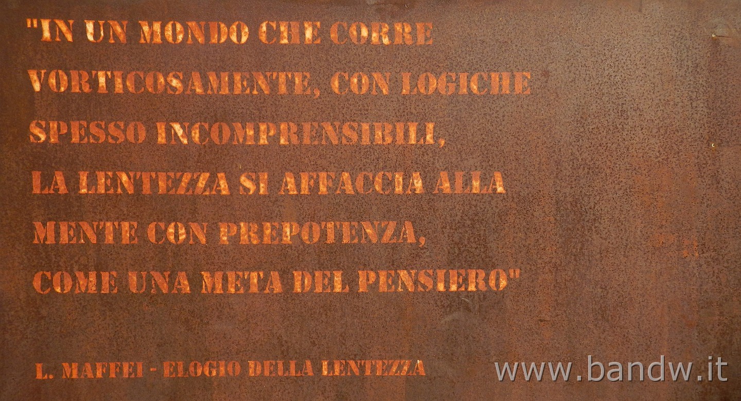 DSCN9698.JPG - Monumento all'elogio della lentezza