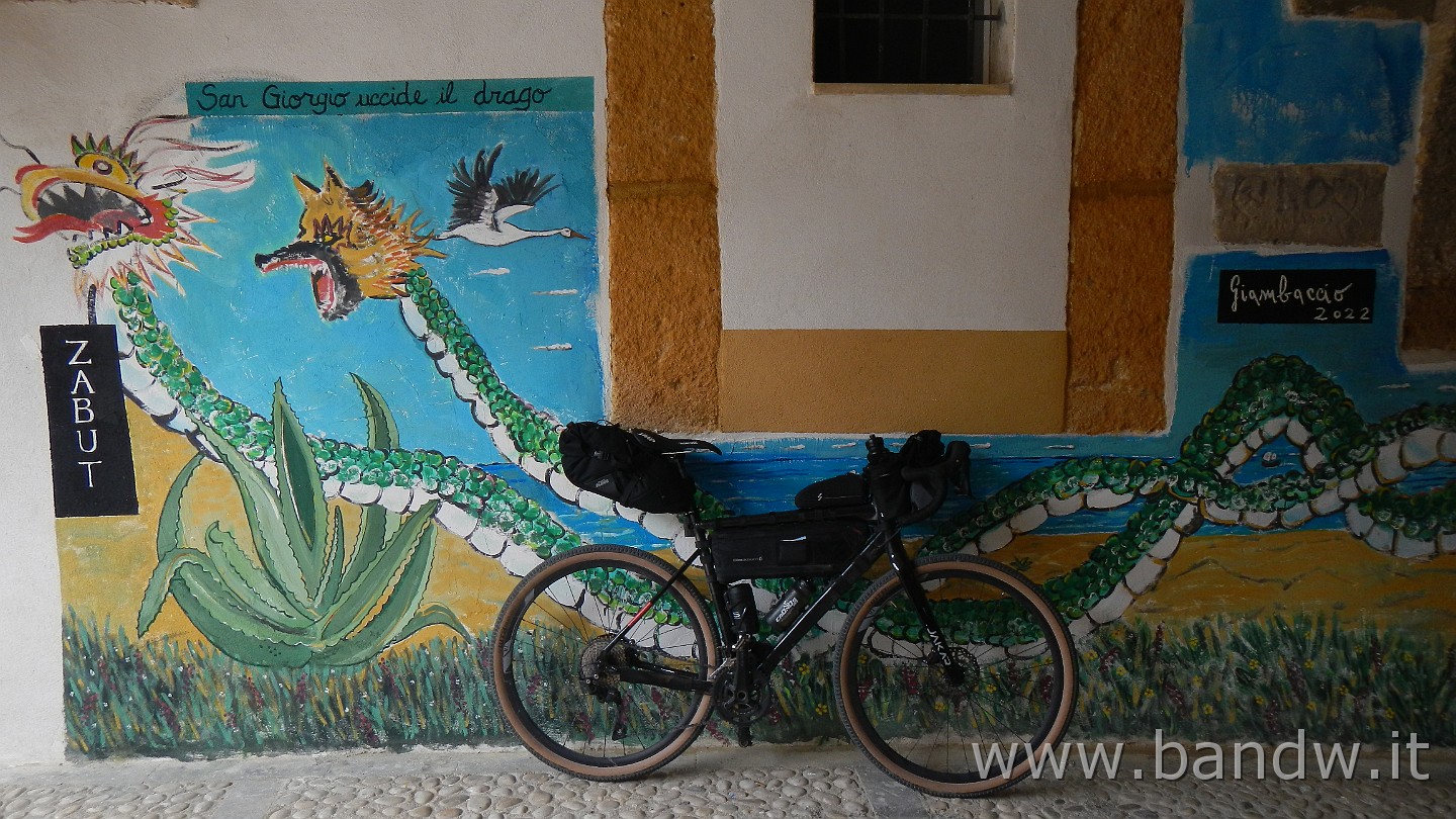 DSCN9701.JPG - Sambuca di Sicilia - Piazza Navarro ed il Murales di San Giorgio che uccide il drago