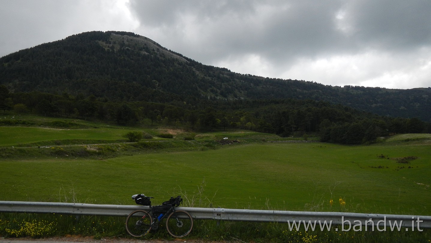 DSCN9743.JPG - Si scende lungo la SP 24
