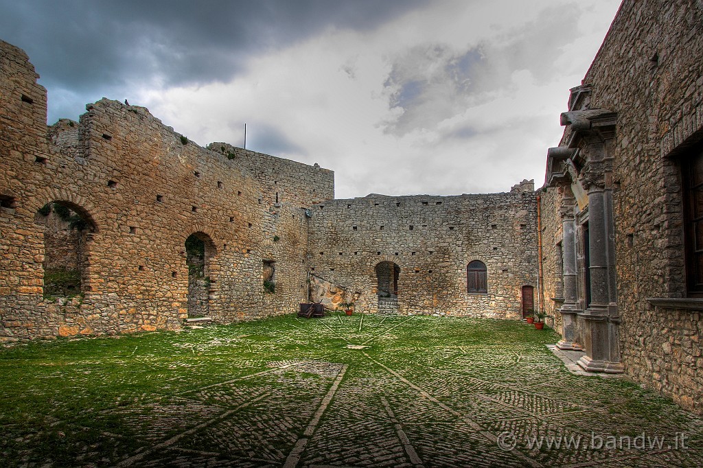 Caccamo_e_dintorni_018.jpg - Il cortile interno del Castello di Caccamo