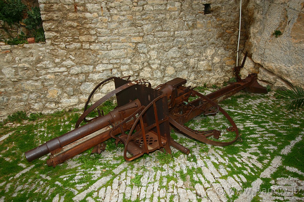Caccamo_e_dintorni_022.JPG - Vecchia mitragliatrice