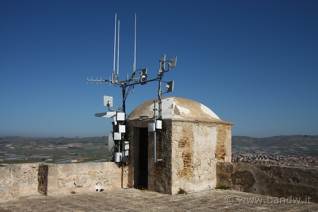 Giro_castelli_terza_parte_062.JPG - ... Ai primi del'900 vi fu impiantato un semaforo con un presidio dell'Aeronautica Militare, che continuò a funzionare fino al 1965, anno in cui il Castello fu definitivamente abbandonato ...