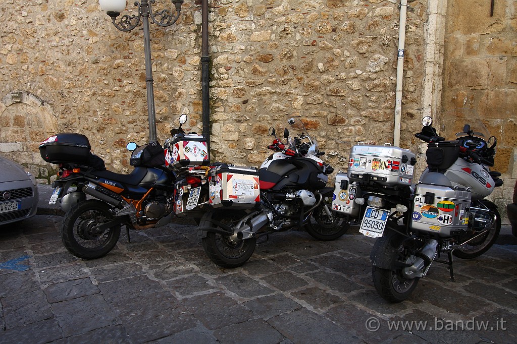 Madonie_inverno_2009_062.JPG - ....e parcheggiamo le nostre moto per rifocillare i nostri esili stomaci.....