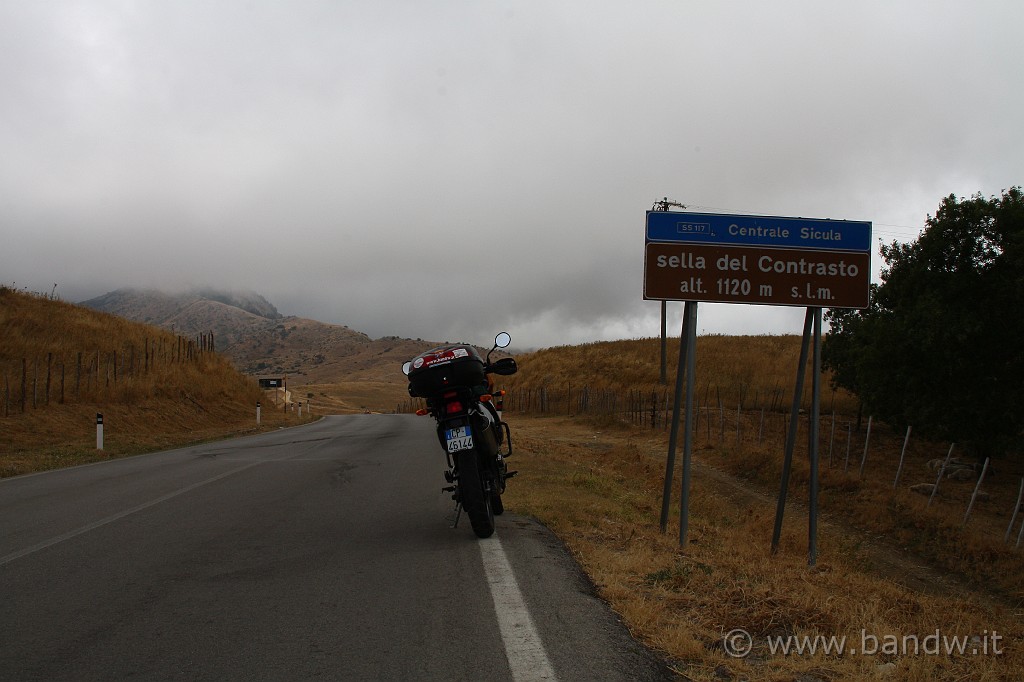 Sicilia_Tirrenica_015.JPG - Prosegueo e mi fermo nei presi di Sella del Contrasto, verso nord il temp però non migliora