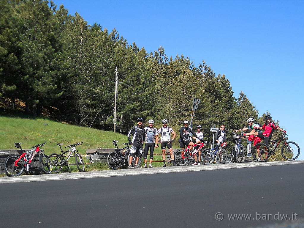 DSCN4982-1.jpg - Alle 10:00 in punto il pullman ci lascia a Piano Vetore e dopo aver preparato le nostre MTB per il giro odierno, ci facciamo la foto di gruppo per inaugurare la giornata