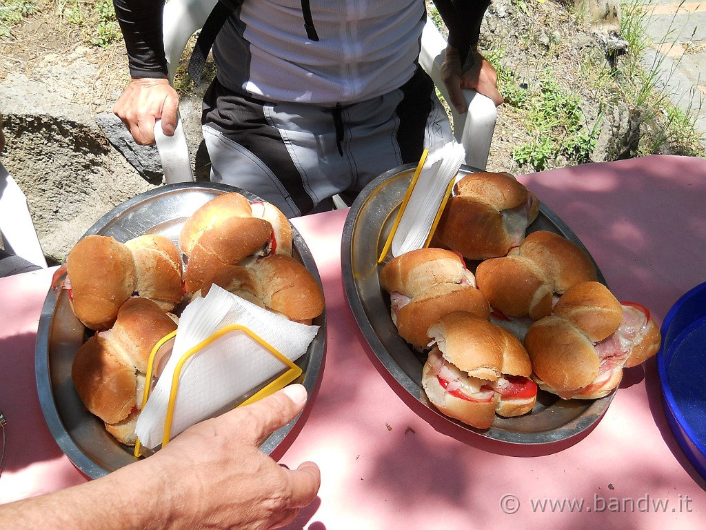 DSCN5052.JPG - Qui ci attendono i deliziosi panini Talebani di Michele