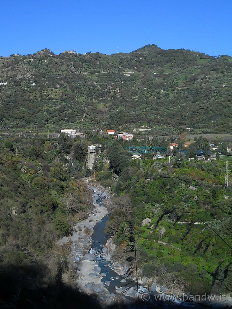 DSCN2864.jpg - Il corso del fiume Alcantara subito dopo le omonime Gole