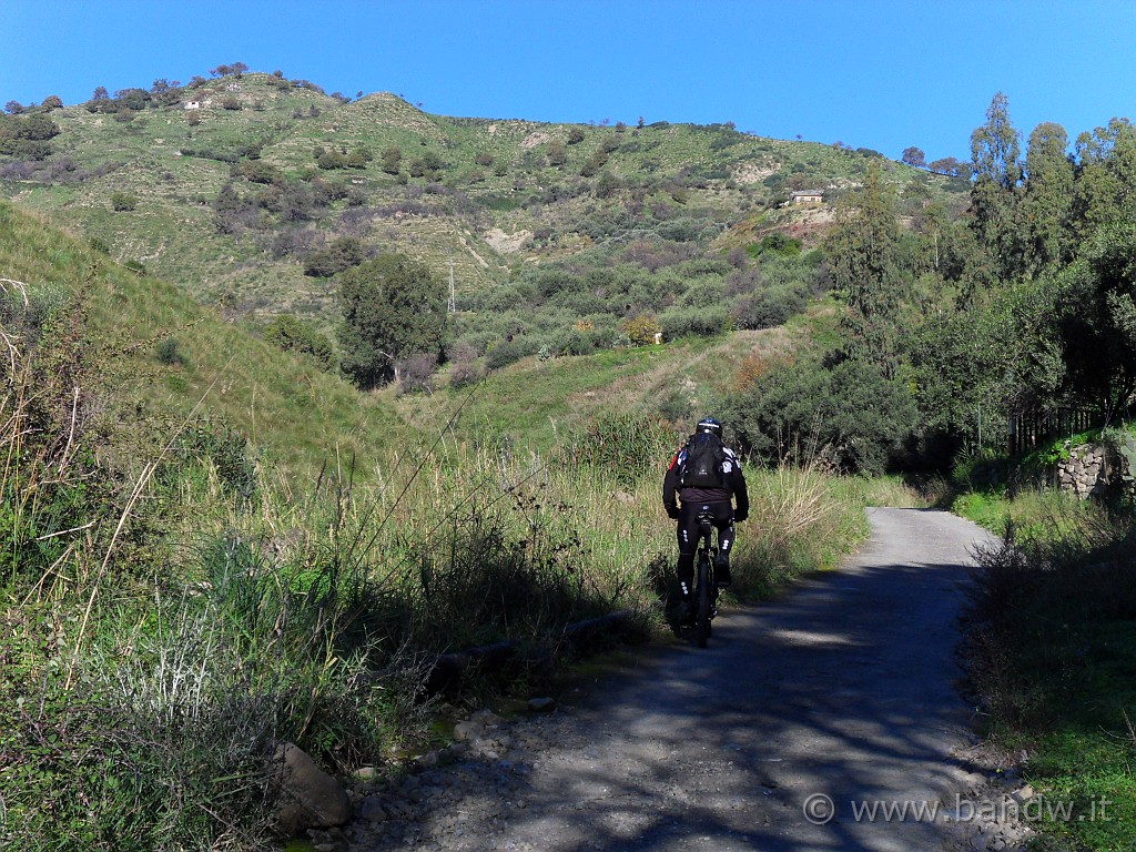 SDC11018.JPG - Oggi oltrepasseremo la cima in alto e scorreremo su crinale