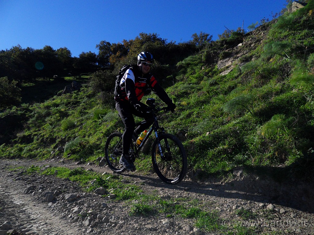 SDC11071.JPG - .................ma aggiriamo "l'ostacolo" cercando un'altra traccia più pedalabile