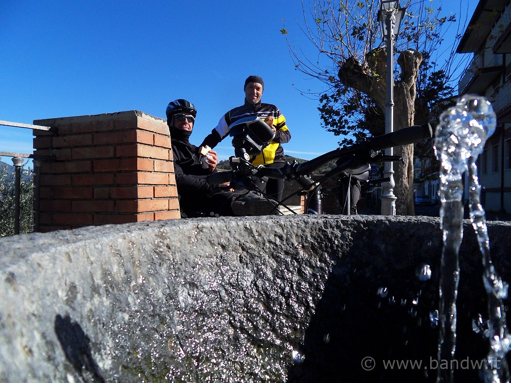 SDC11079.JPG - Ci diamo sotto con le pedalate ed arriviamo a Calatabiano, qui facciamo sosta "spuntino"