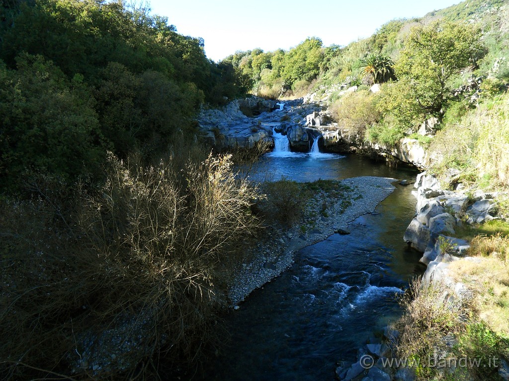 SDC11084.JPG - Il corso del Fiume Alcantara visto da sopra la passerella costruita dall'Enel