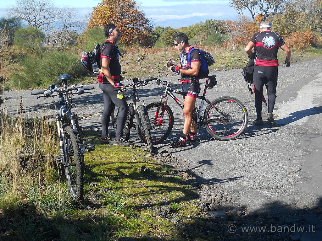 DSCN2118.JPG - sosta nei pressi di contrada Milia, da qui entriamo nel parco dell'Etna