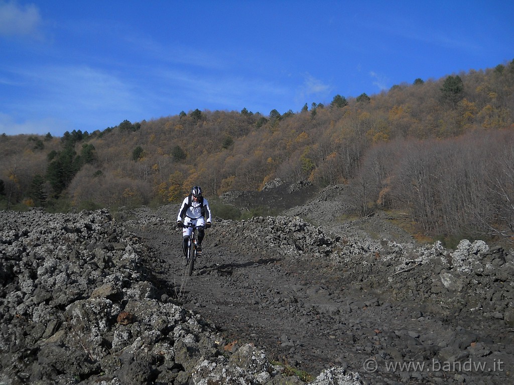 DSCN2638.JPG - Come al solito pedalo sempre sulla lava dell'Etna, la mia MTB non ringrazia :-)