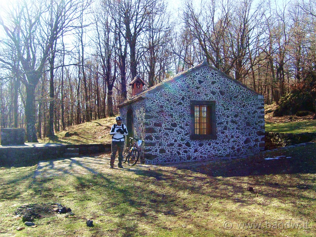 039.JPG - Sosta al rifugio della forestale (chiuso) del bosco della Cerrita