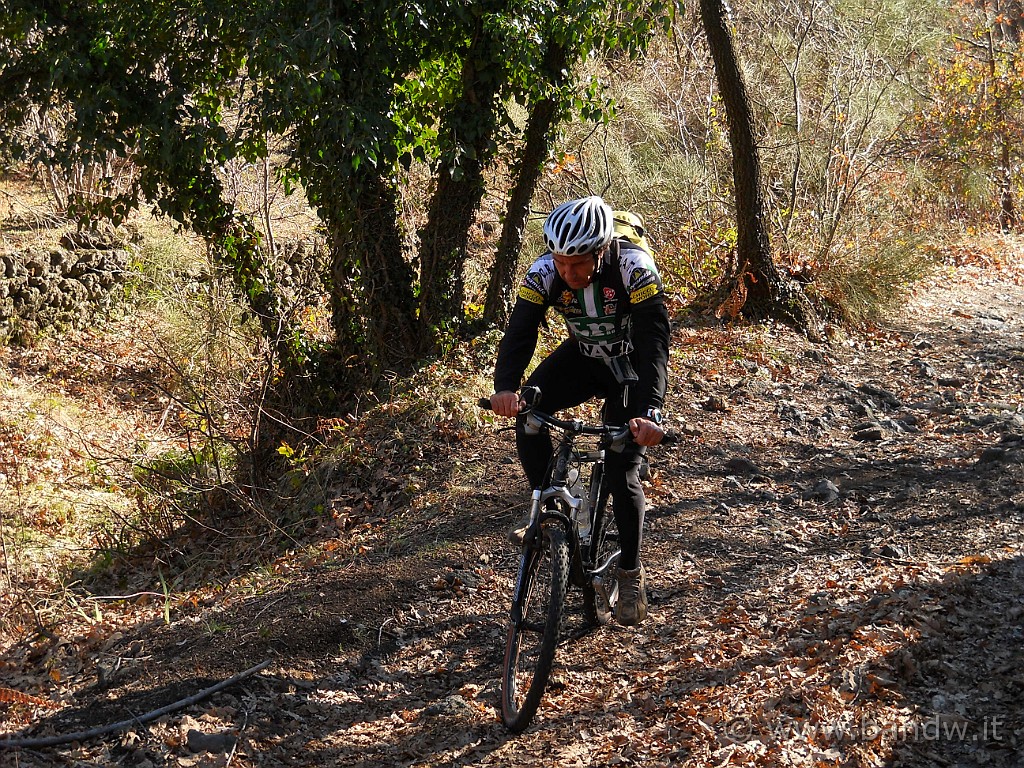 DSCN3406.JPG - Rosario purtroppo ha avuto un problema al deragliatore anteriore e sarà vincolato per tutta la mattinata ad una single speed anteriore