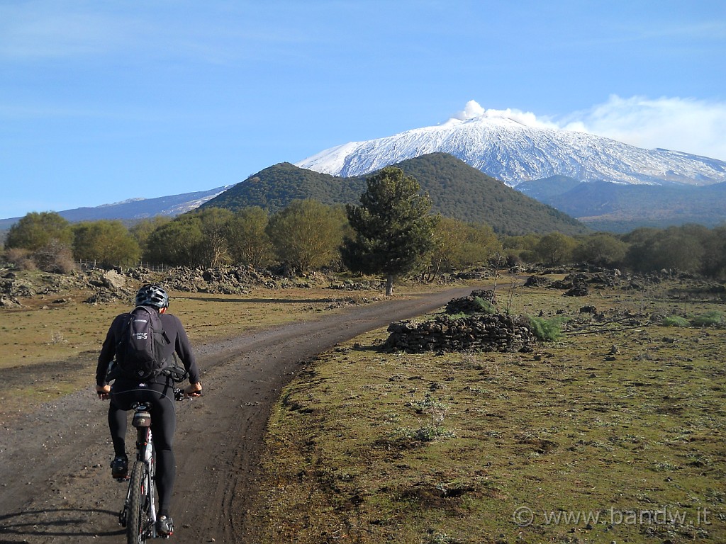 DSCN3156.JPG - Monte Ruvolo e l'Etna davanti a noi