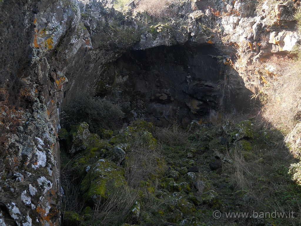 DSCN3185.JPG - L'ingresso della cavità è costituito da un’ampia depressione, formatasi nel corso dell’eruzione, per il collasso della volta della cavità.