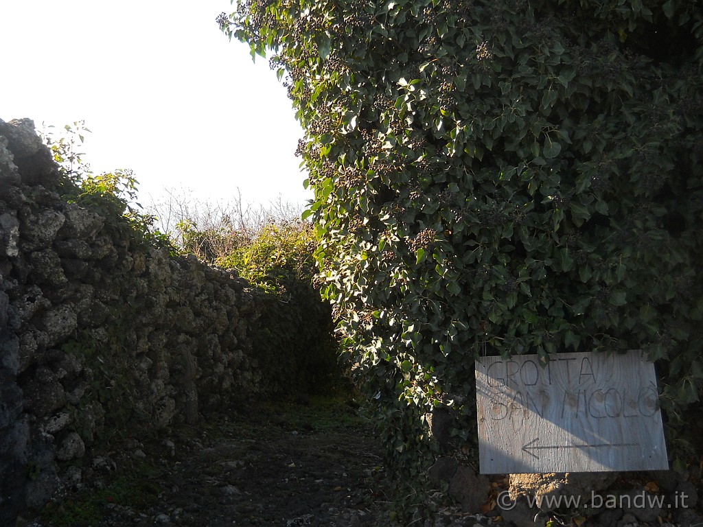 DSCN3217.JPG - Arriviamo nel viottolo che ci porterà alla Grotta san Nicolò o del Santo