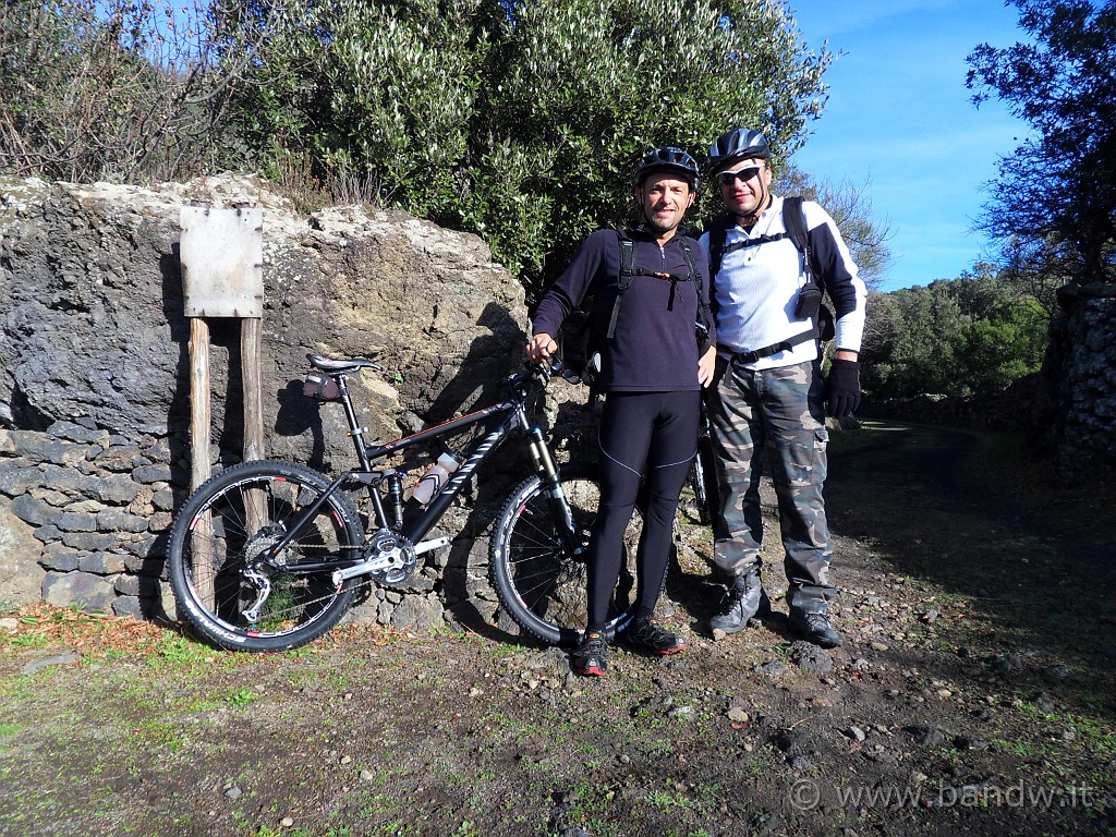 SDC11851.JPG - Dopo aver lasciato l'asfalto ed imboccato lo sterrato, facciamo la prima sosta "foto ricordo"