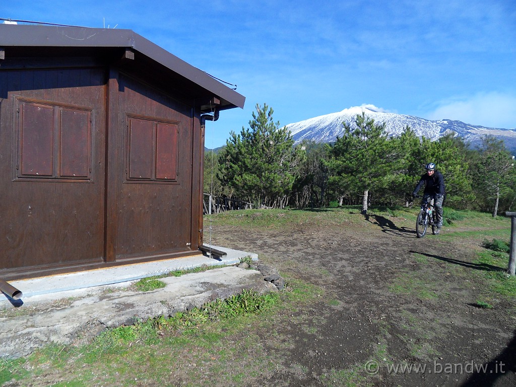 SDC11916.JPG - Arriviamo sopra Monte Turchio, l'Etna è in bella mostra