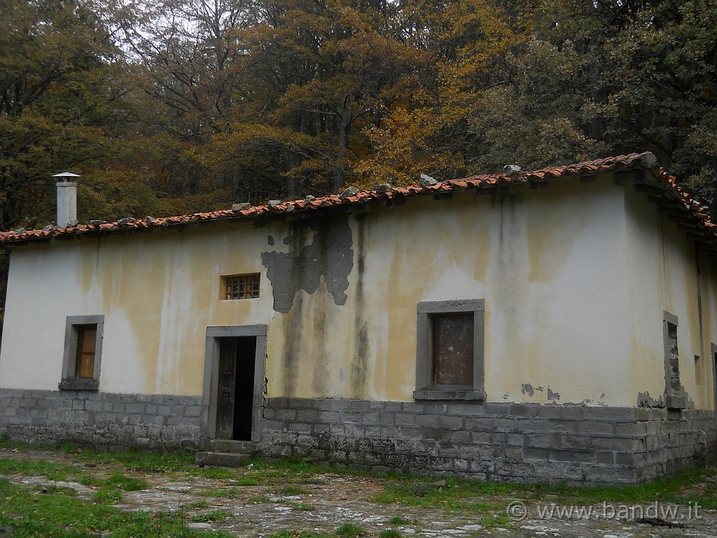 DSCN2298.JPG - ...........la caserma della forestale Malabotta ormai abbandonata al suo triste destino, che peccato!!!!