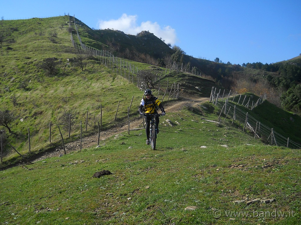 DSCN2314.JPG - Qui raggiungiamo l'apice della bellezza del nostro giro, ovunque arrivi la nostra vista il paesaggio è davvero incantevole