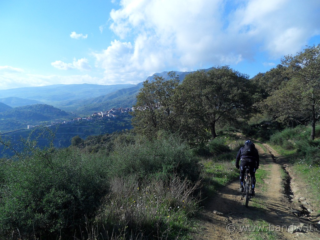 SDC10362.JPG - Si intravede Malvagna, il luogo di partenza del nostro tour