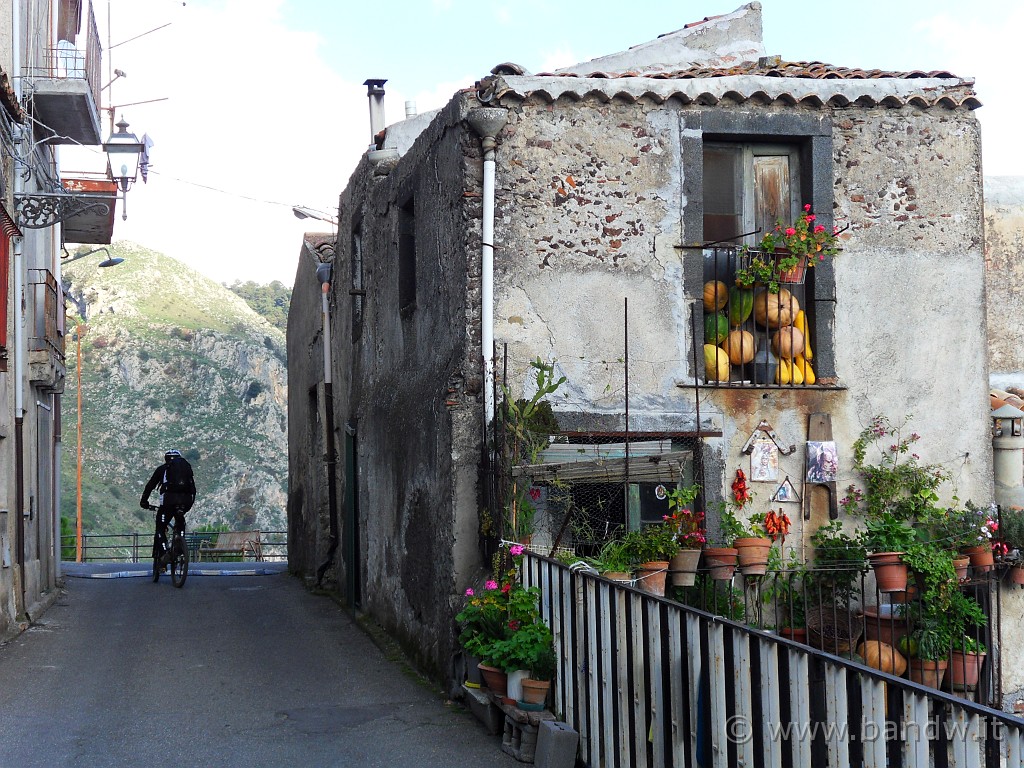 SDC10389.JPG - Arriviamo a Malvagna e Gaetano immortala scorci davvero particolari