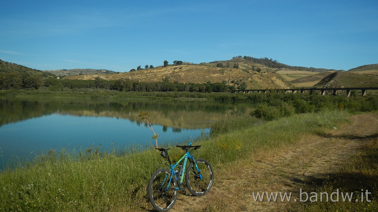 DSCN9253.JPG - Calascibetta e dintorni (Lago Villarosa, Villadoro, Cacchiamo, Monte altesina, Necropoli Realmese)