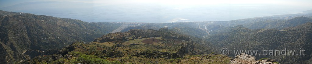137P.jpg - Il panorama sulla costa orientale visto dal Castello Belvedere di Fiumedinisi