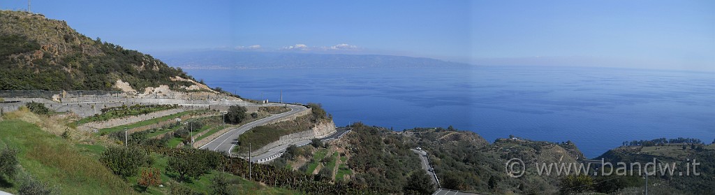 145p.jpg - Panoramica sullo Ionio (di fronte e me la Calabria)
