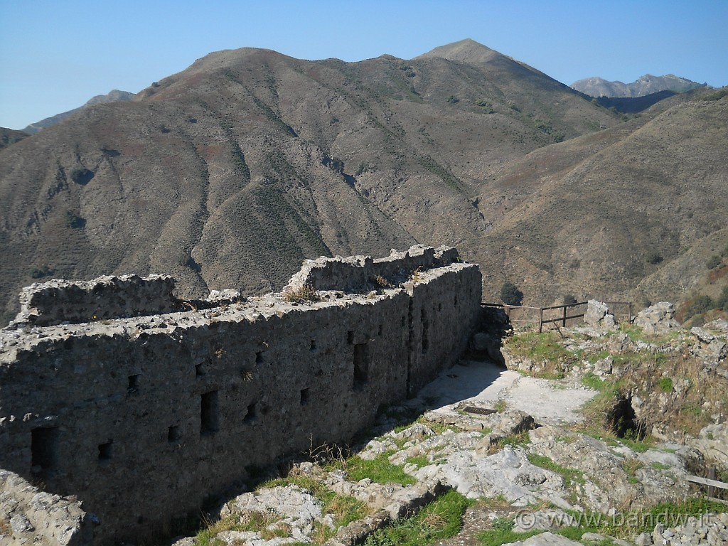 DSCN7708.JPG - Il Castello Belvedere di Fiumedinisi ed il paesaggio circostante