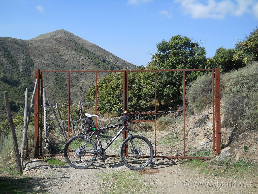 DSCN7812.JPG - Caspita mi trovo la strada sbarrata, qui faccio dietro front, meglio non prendere strane inziative