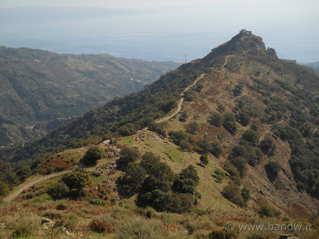 DSCN7816.JPG - La salita appena effettuata ed il Castello di Fiumedinisi