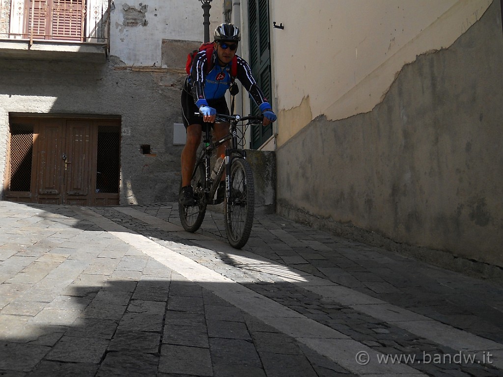 DSCN7837.JPG - Arrivo ad ALI' e mi districo tra le viuzze