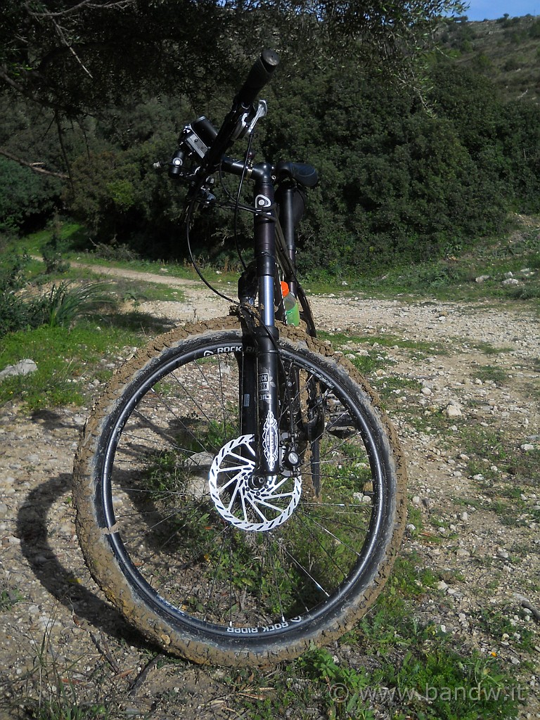 DSCN2724.JPG - Con qualche difficoltà ritorniamo indietro e decidiamo di "alleggerire" le bici dal fango