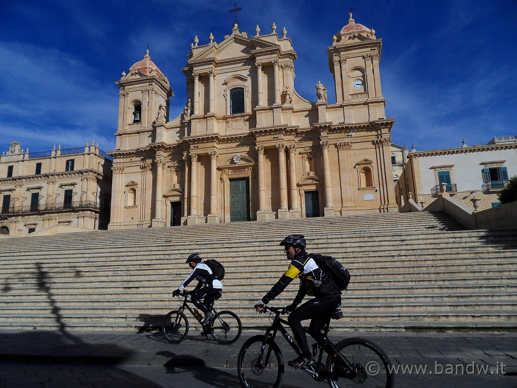 SDC10742.JPG - Si parte, lasciamo la cattedrale di Noto e dirigiamo verso la traccia designata