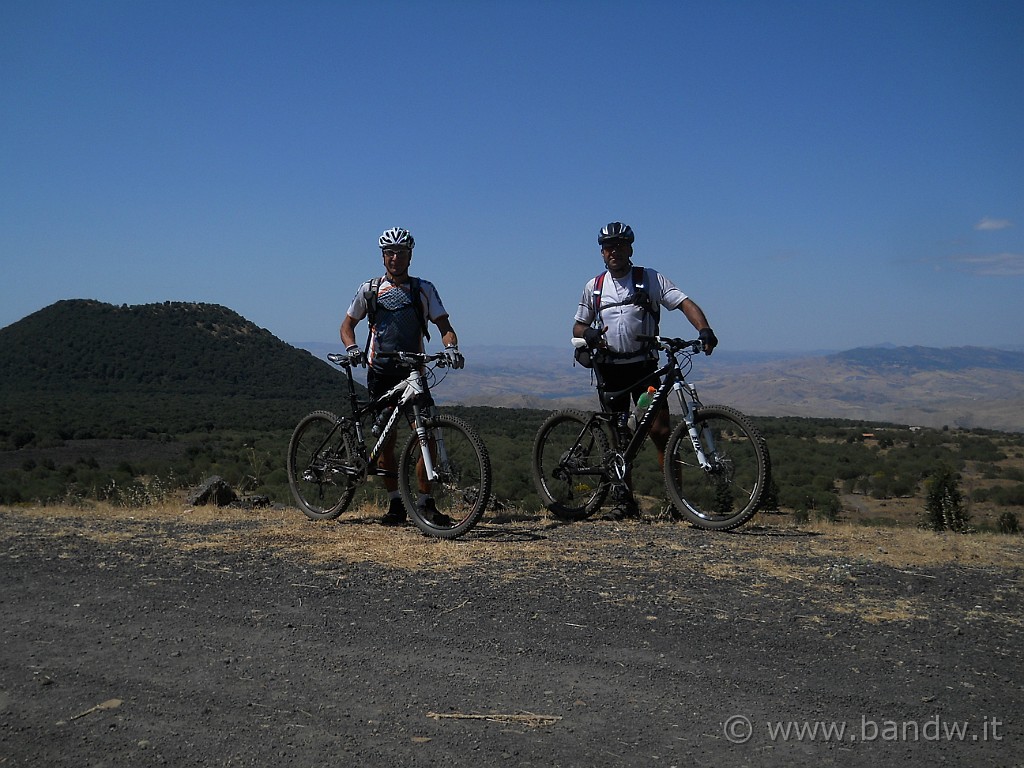 DSCN6537.JPG - Foto ricordo dal rifugio Monte Ruvolo (alle nostre spalle Monte Minardo)